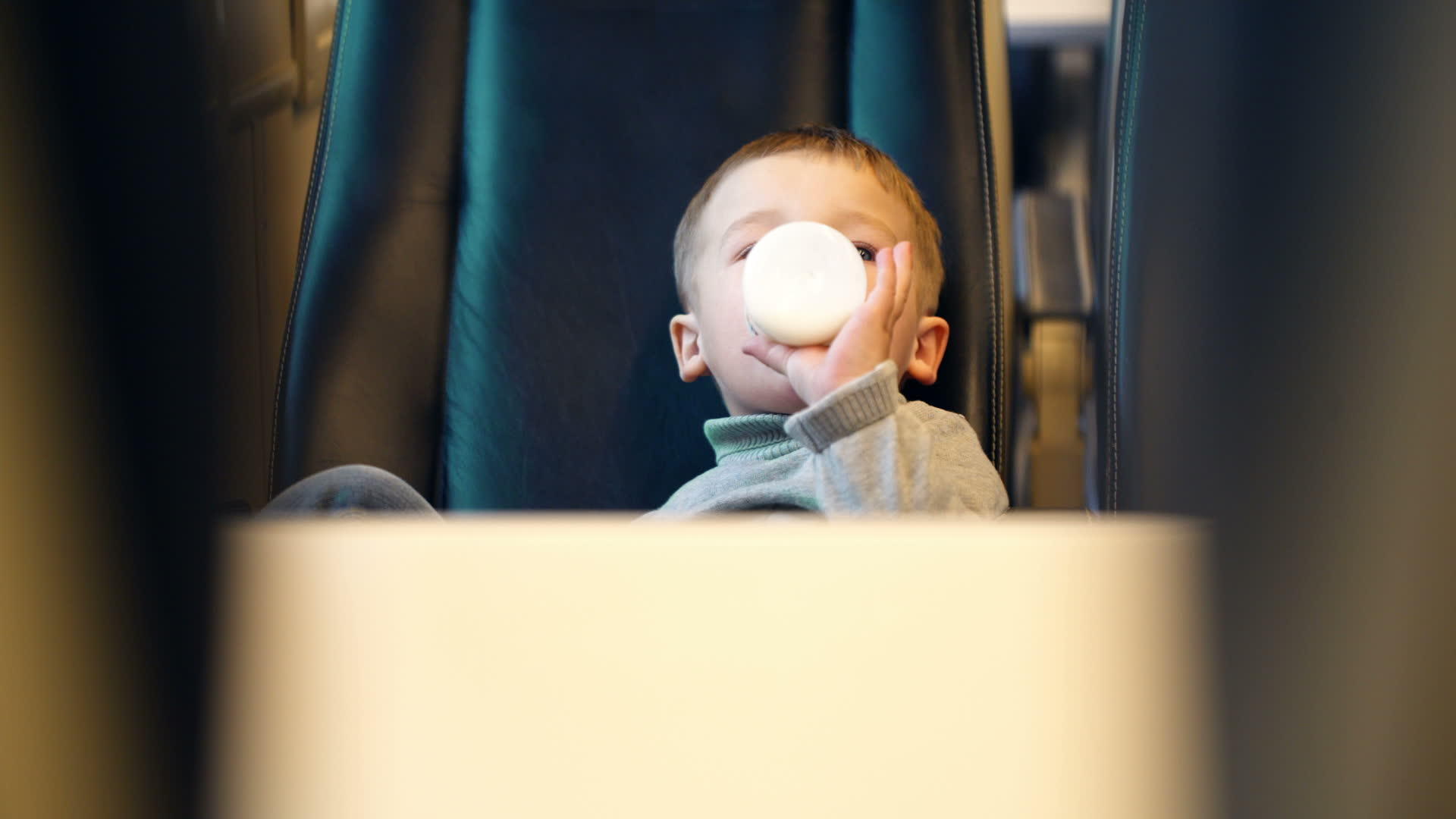 男孩在火车上喝瓶装牛奶视频的预览图