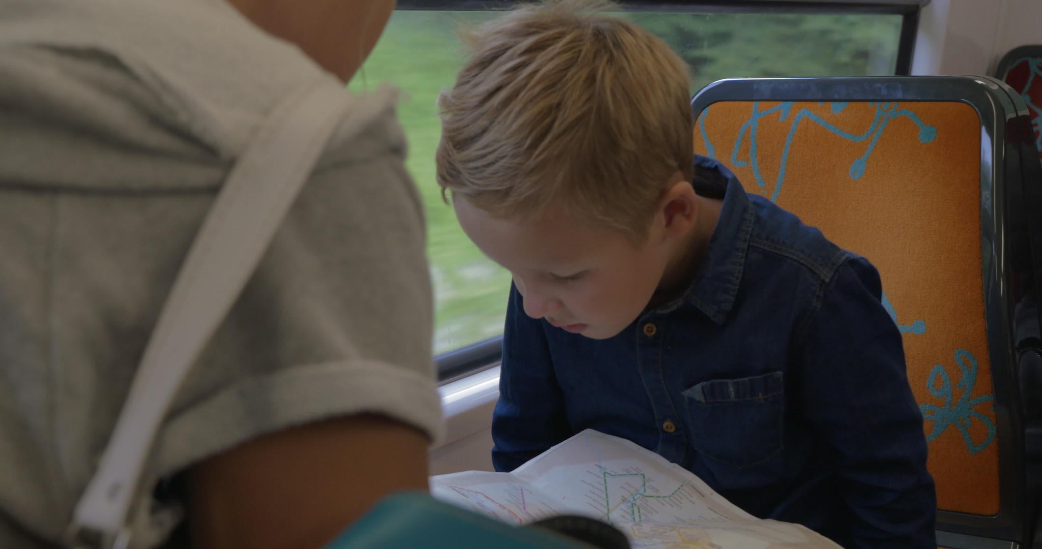 男孩的母亲看着火车上的地图视频的预览图