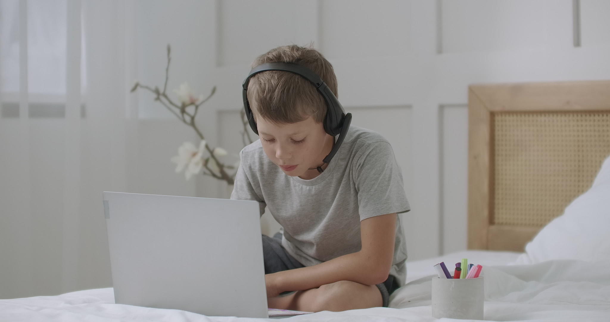 独自在家画画坐在床上用笔记本电脑和朋友交流童年快乐视频的预览图