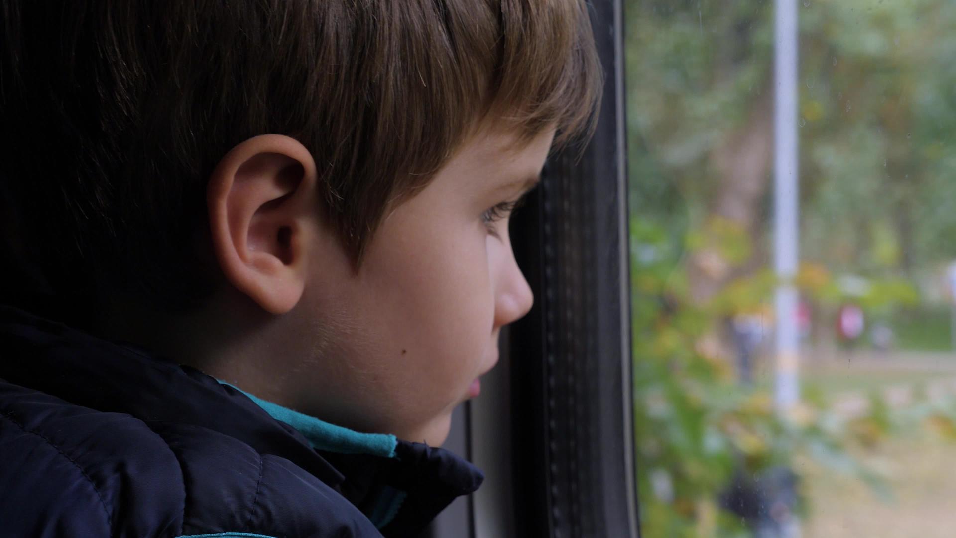 乘客的孩子看着窗外被火车藏了起来男孩从家乡去了视频的预览图