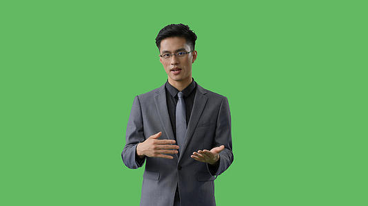 4k绿幕商务合成穿西装戴眼镜的商务男性聊天演讲沟通说话动作视频的预览图