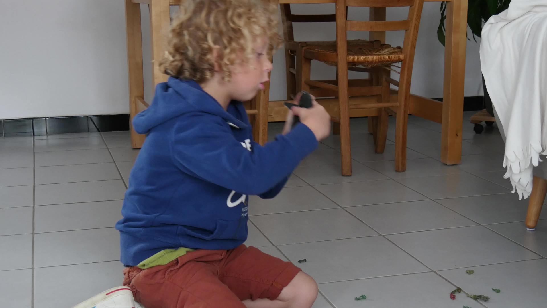 金发小男孩玩玩具视频的预览图