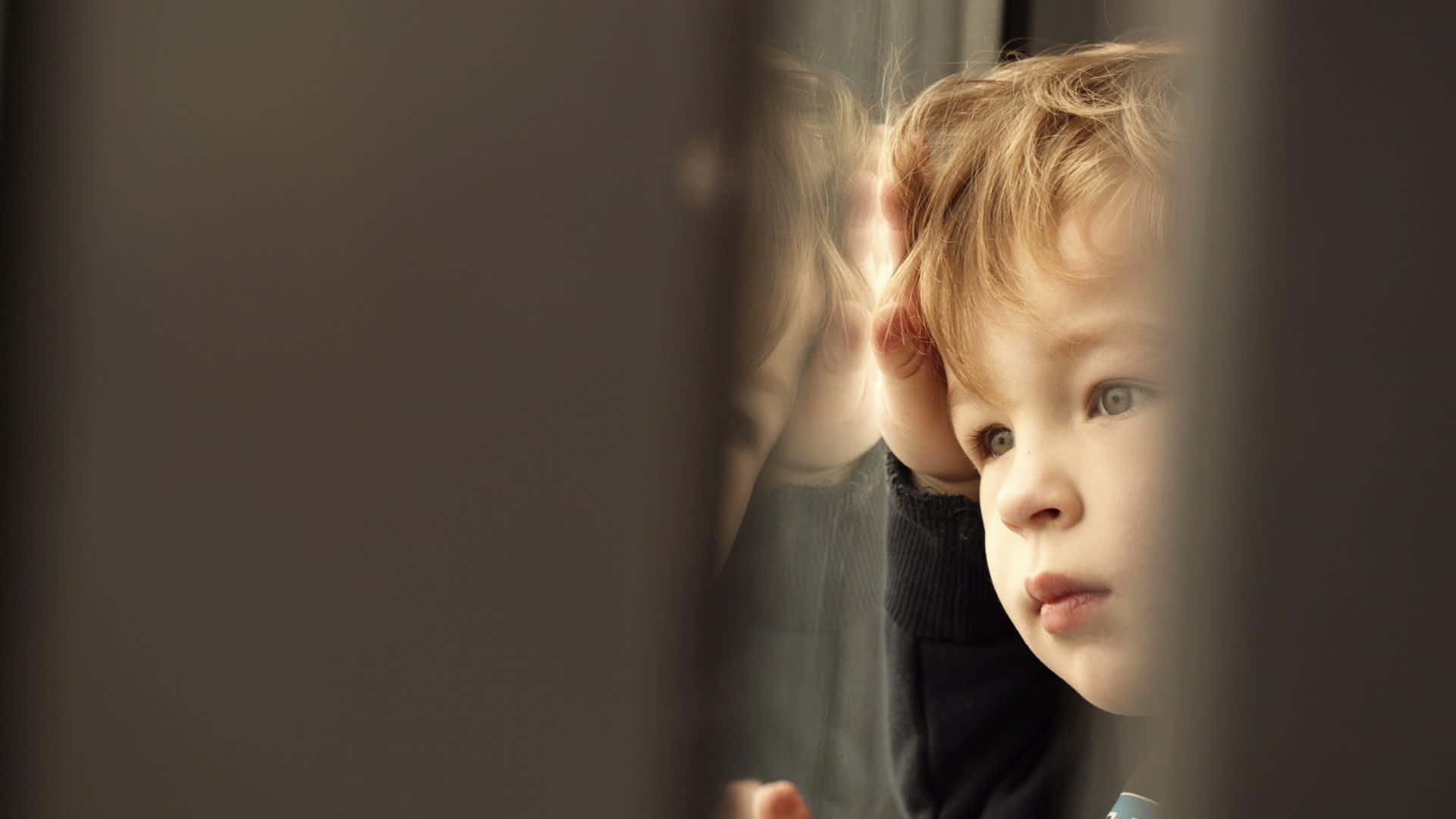 小男孩向窗外望去视频的预览图