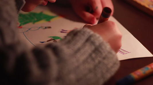 男孩涂油漆视频的预览图