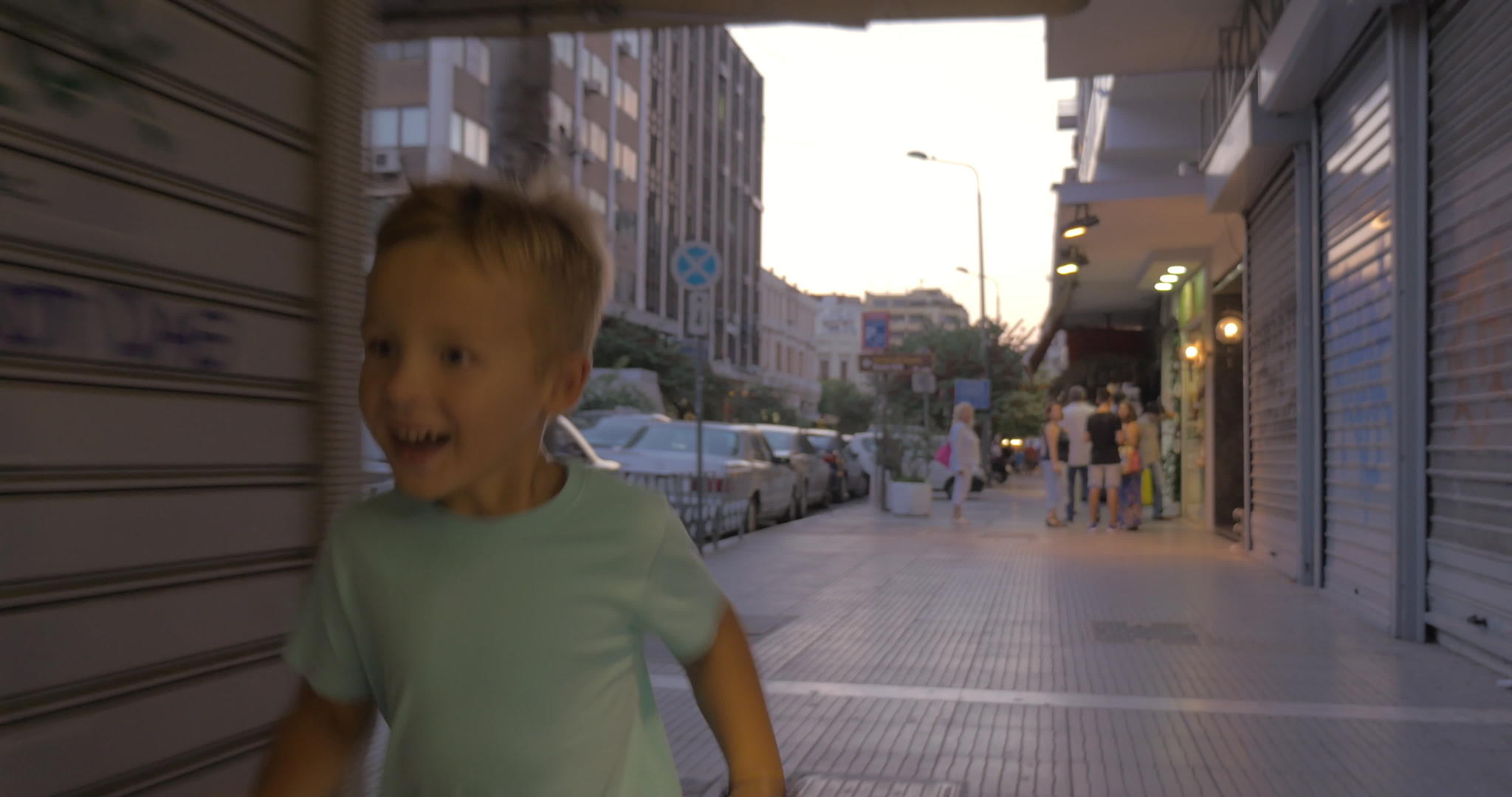 小男孩沿着一条繁忙的街道穿过塞萨洛尼基greece视频的预览图