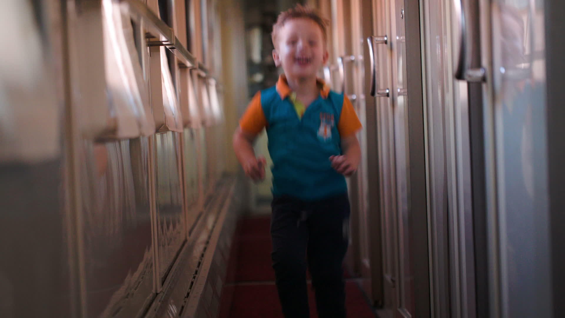 快乐的男孩在火车走廊里跑来跑去视频的预览图