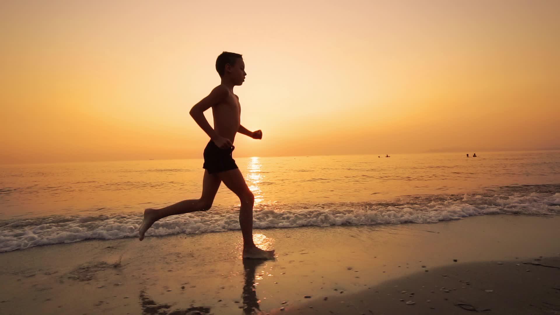 暑假期间在沙滩上跑步慢动作慢动作时间轴视频的预览图