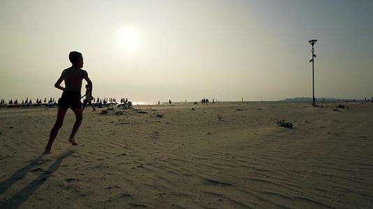 日出时一个男孩在空荡荡的海滩上追逐他的电影史坦肯视频的预览图