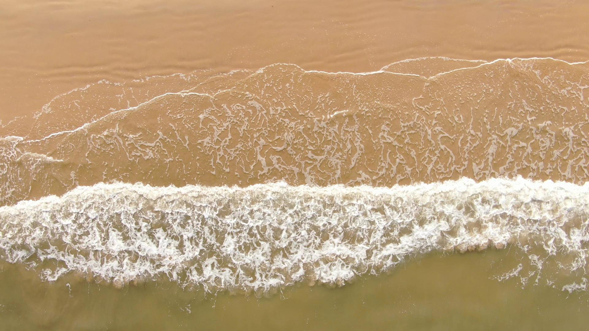 4K俯拍夏日海边海浪沙滩唯美风景视频的预览图