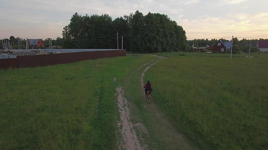 夏天骑自行车时男孩在空中稳定了俄罗斯的风景视频的预览图