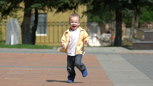 小男孩在公园里跑来跑去视频的预览图