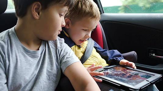 男孩在旅行时使用平板电脑视频的预览图