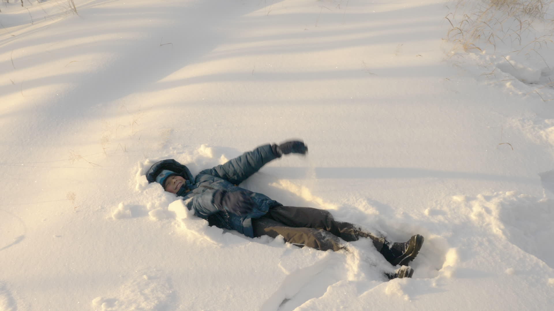 青少年让雪天使躺在雪地上视频的预览图