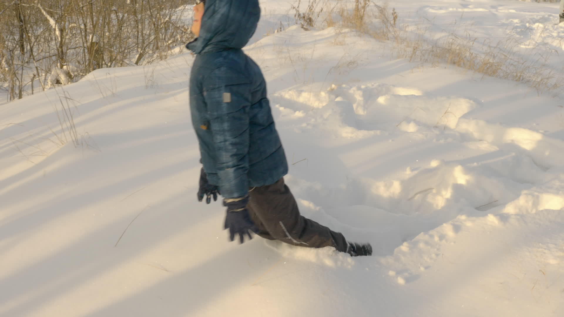 青少年在雪地里走来走去视频的预览图