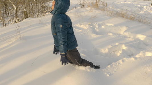 青少年在雪地里走来走去视频的预览图