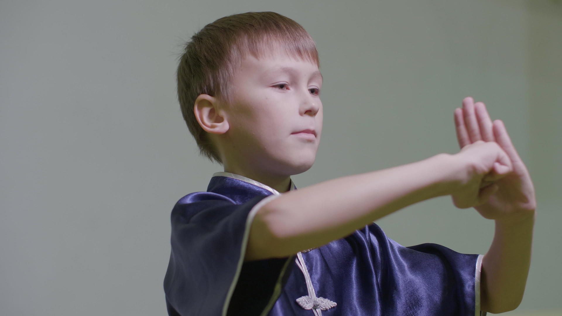 在武术中少年男孩握着拳头向武士表达传统的问候视频的预览图