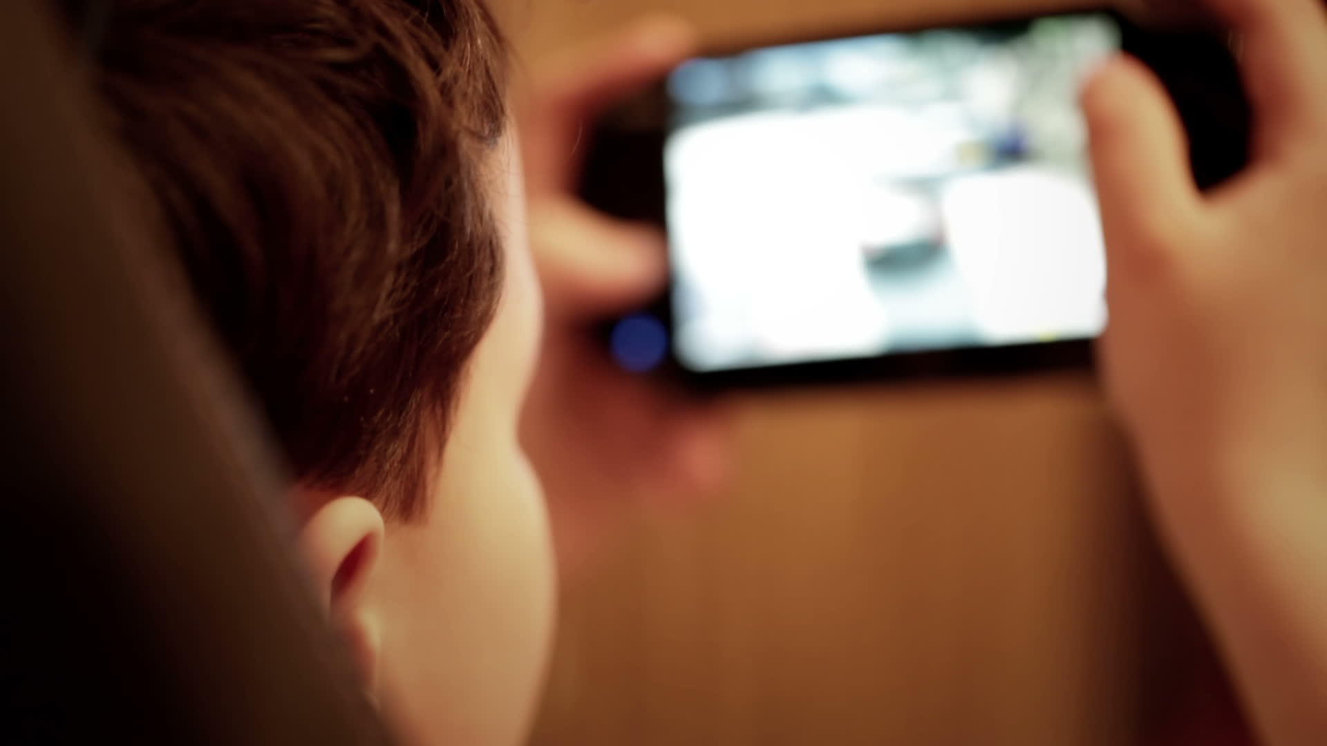 青少年正在玩他的便携式游戏控制台视频的预览图