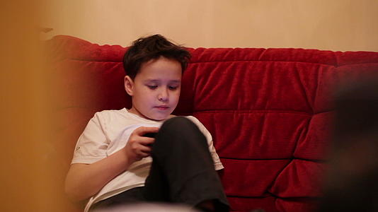 青少年正在玩他的便携式游戏控制台视频的预览图