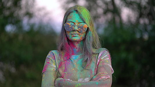 女人站在霍利节画着彩色粉末的肖像视频的预览图