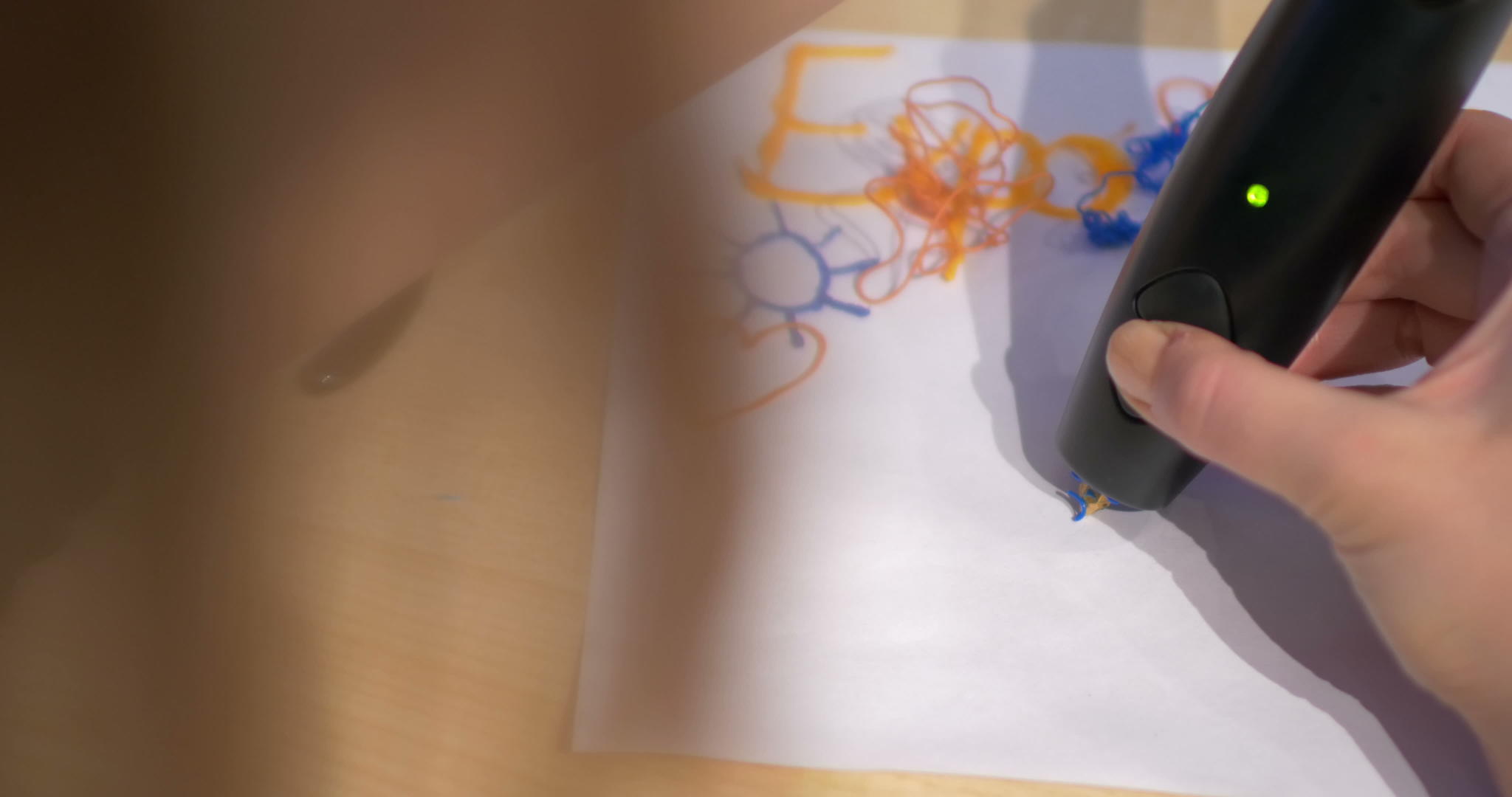 妇女用3D在纸上画画视频的预览图