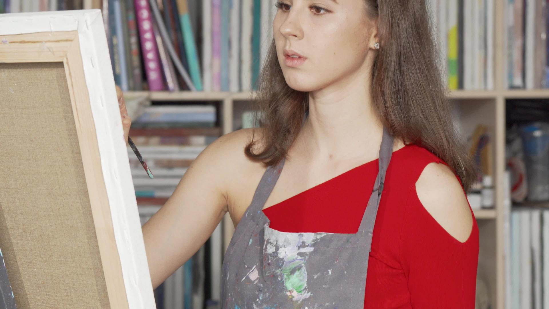 在艺术工作室画画时一个年轻美女的滑动镜头视频的预览图