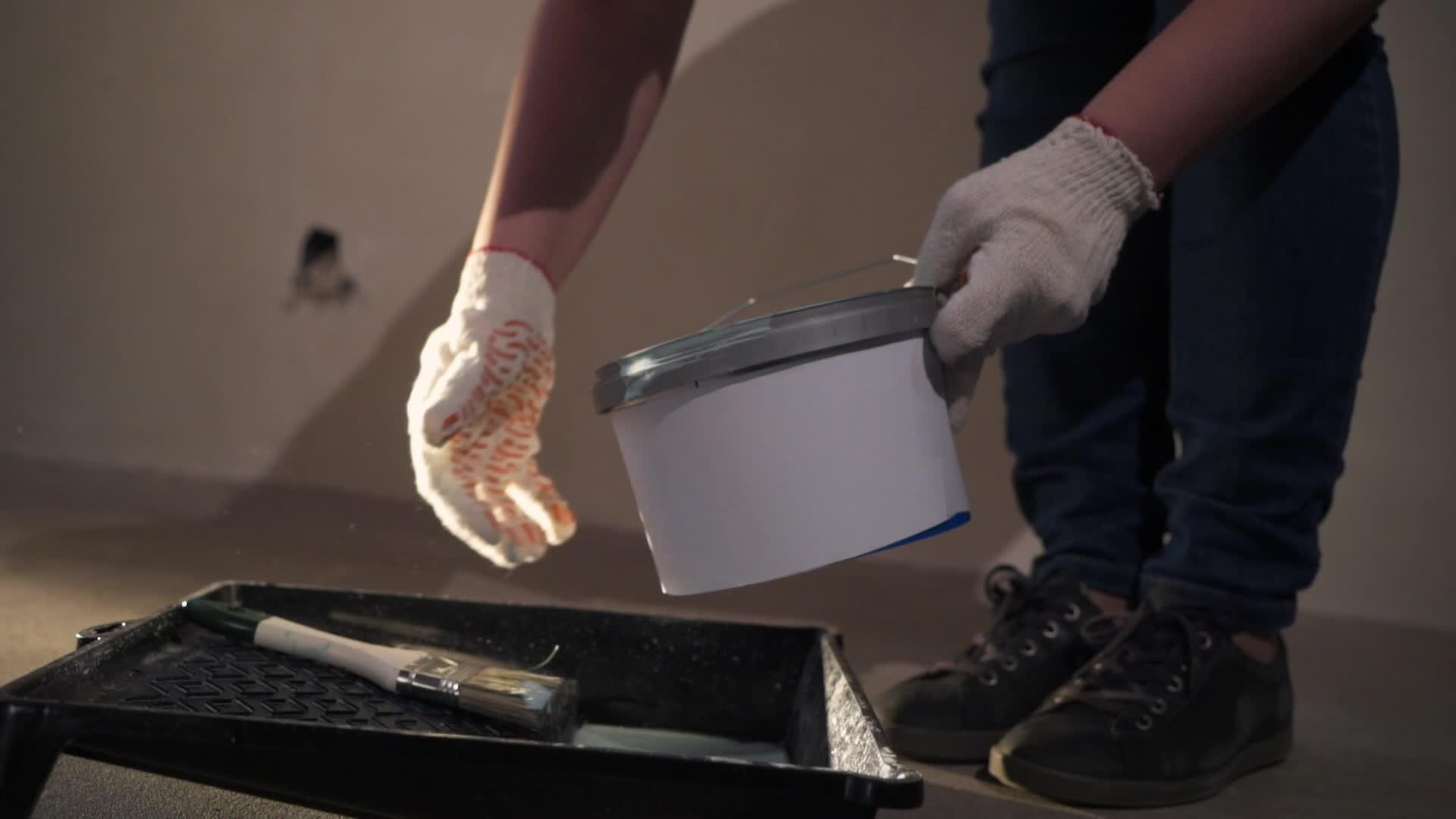 施工现场的水桶加油漆视频的预览图
