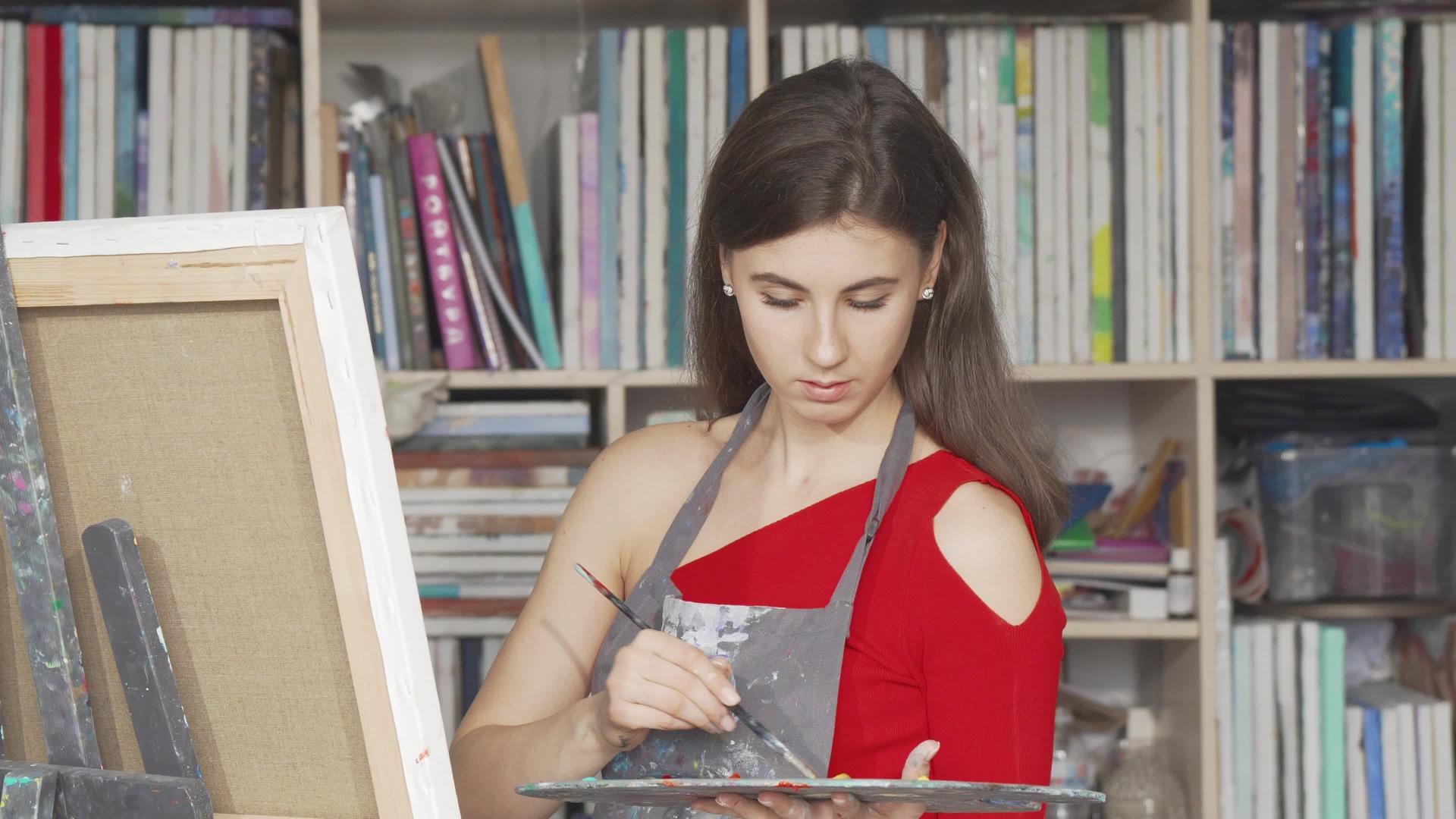 班上迷人的年轻女性绘画视频的预览图