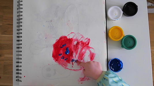 孩子的手指被涂上了蓝色视频的预览图