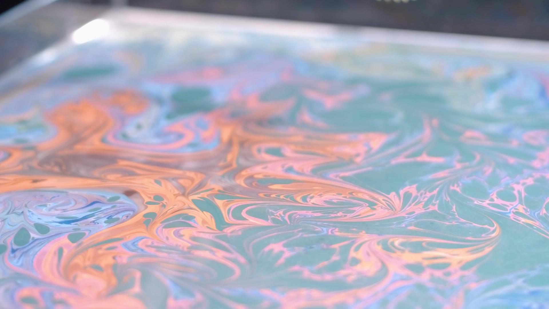 艺术家创造了包含蓝色和橙色油漆的活性设计视频的预览图