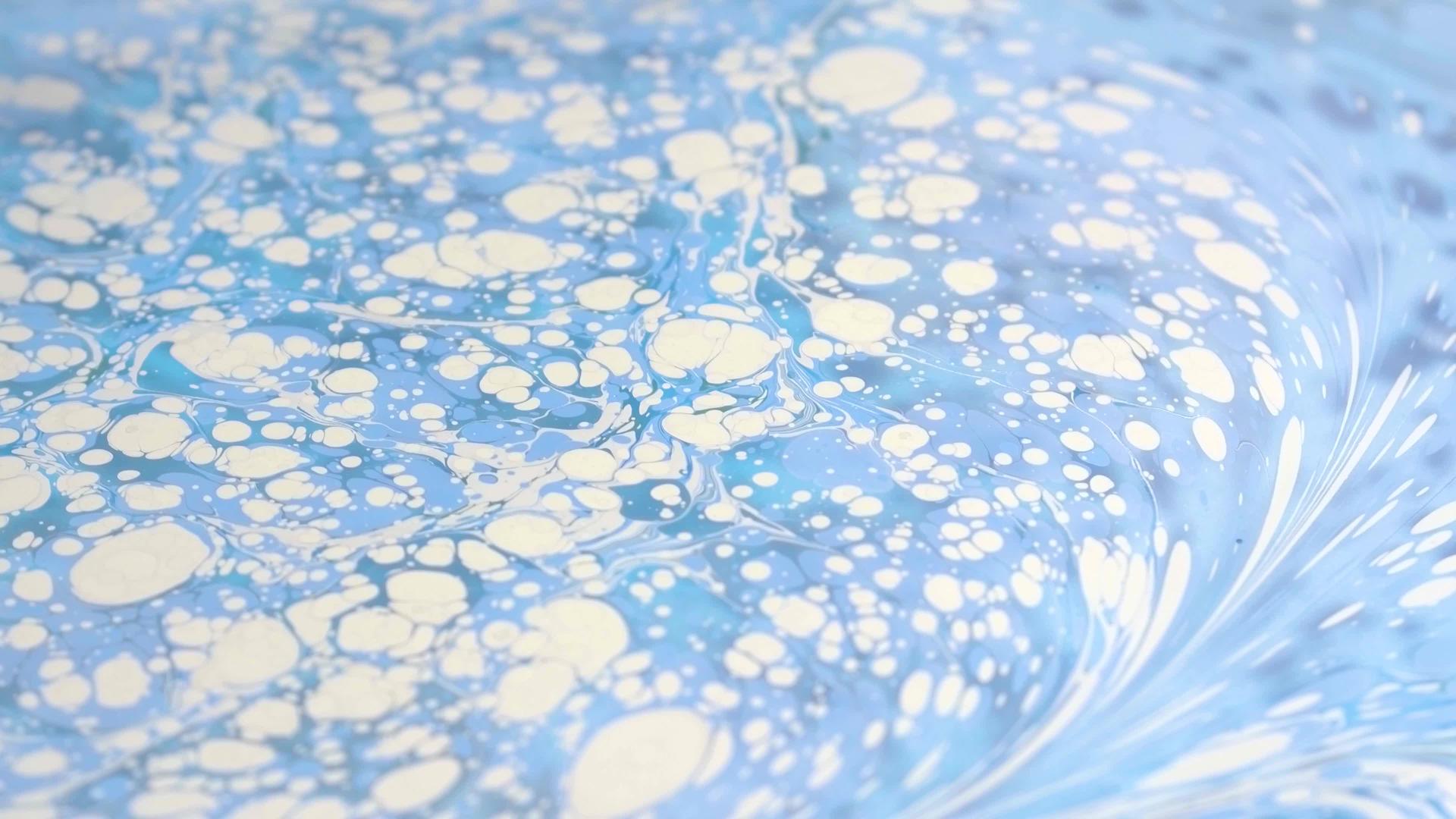 艺术家创造了包含蓝色和白色油漆的活性设计视频的预览图
