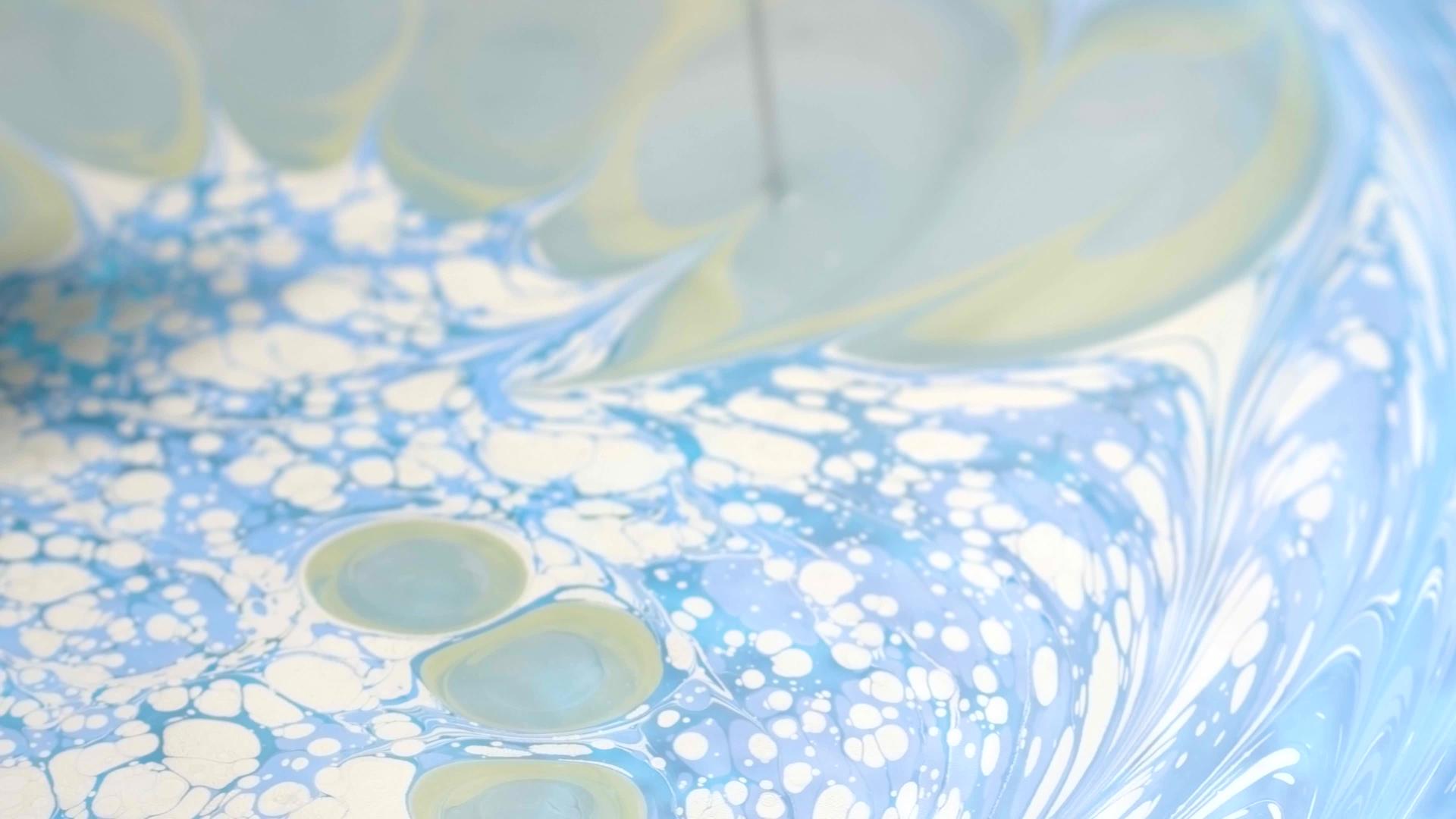 艺术家创造了包含蓝色和白色油漆的活性设计视频的预览图