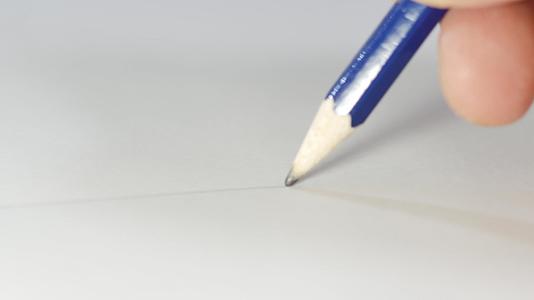 石墨铅笔在白色背景纸上画了一条直线微距拍摄特写木铅笔视频的预览图