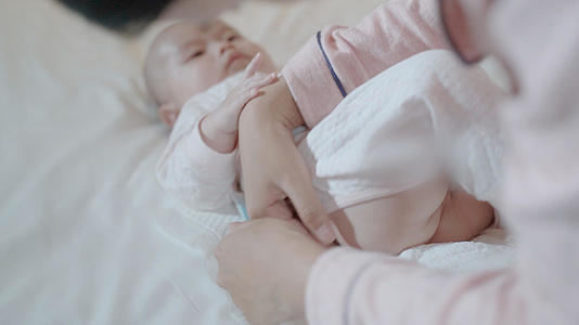4k妈妈给婴儿宝宝换纸尿裤视频的预览图