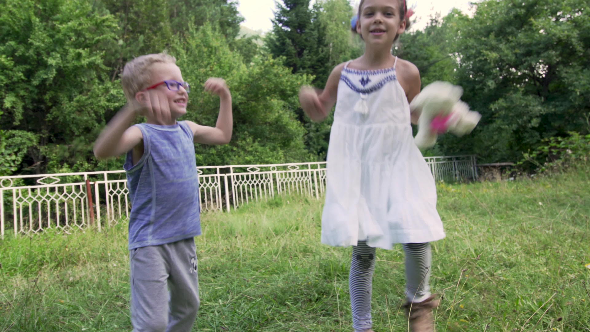 两个孩子在后院玩耍年轻、可爱、粗心视频的预览图