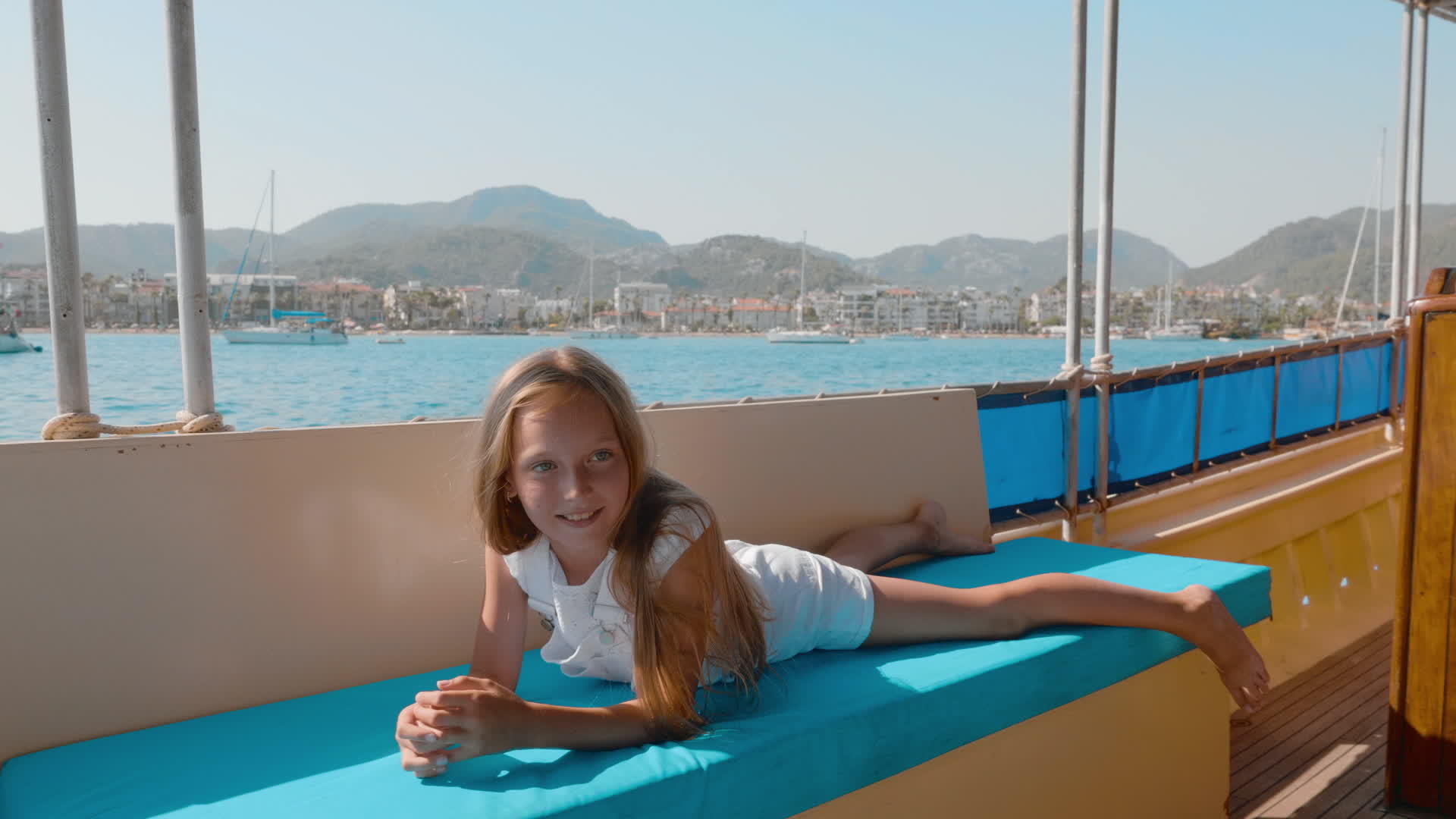 无忧无虑的女孩在山景海上巡航的沙发上航行放松夏季旅行视频的预览图