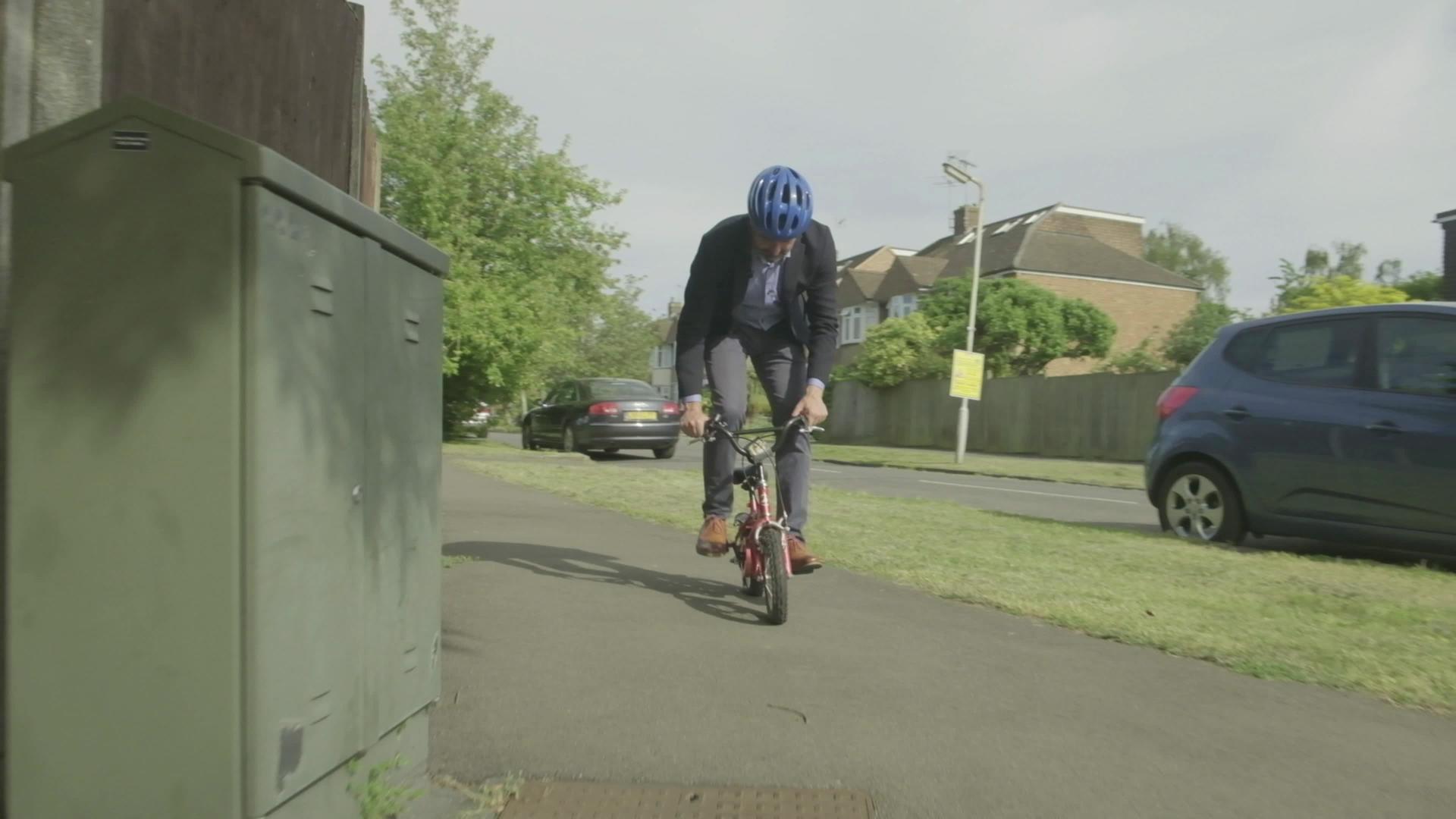 商人骑儿童自行车骑自行车视频的预览图