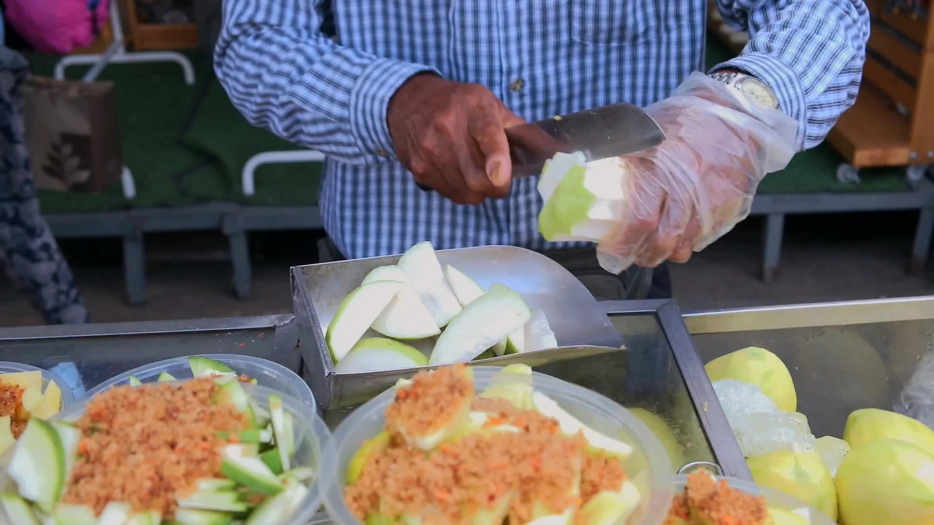 Thai卖家切碎新鲜的guava水果供出售视频的预览图