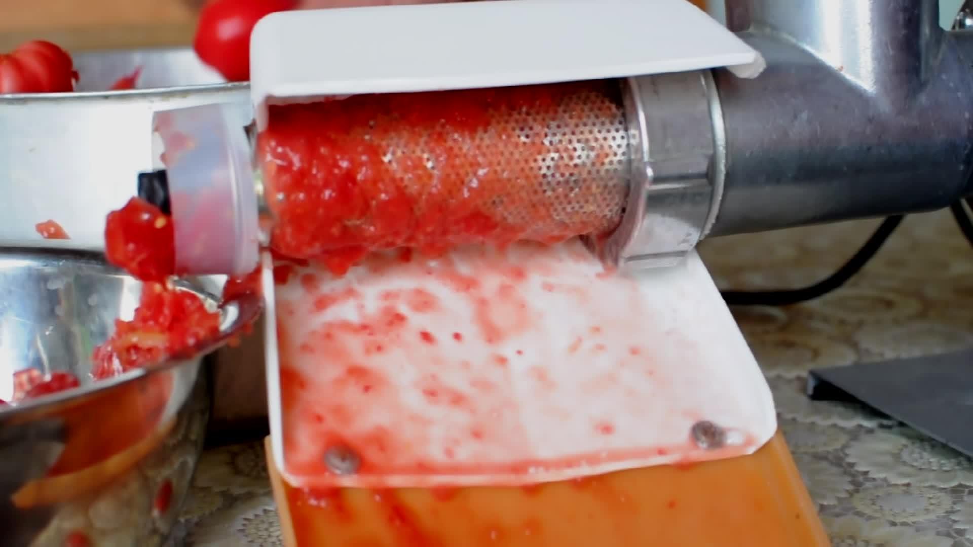 在电动机器上制作自制鲜榨番茄汁在家用榨汁机制作番茄汁视频的预览图