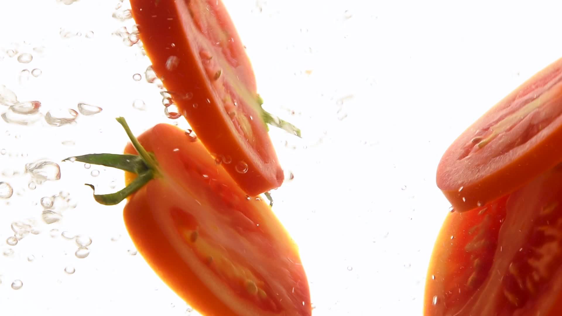 漂浮在水中的红番茄片视频的预览图