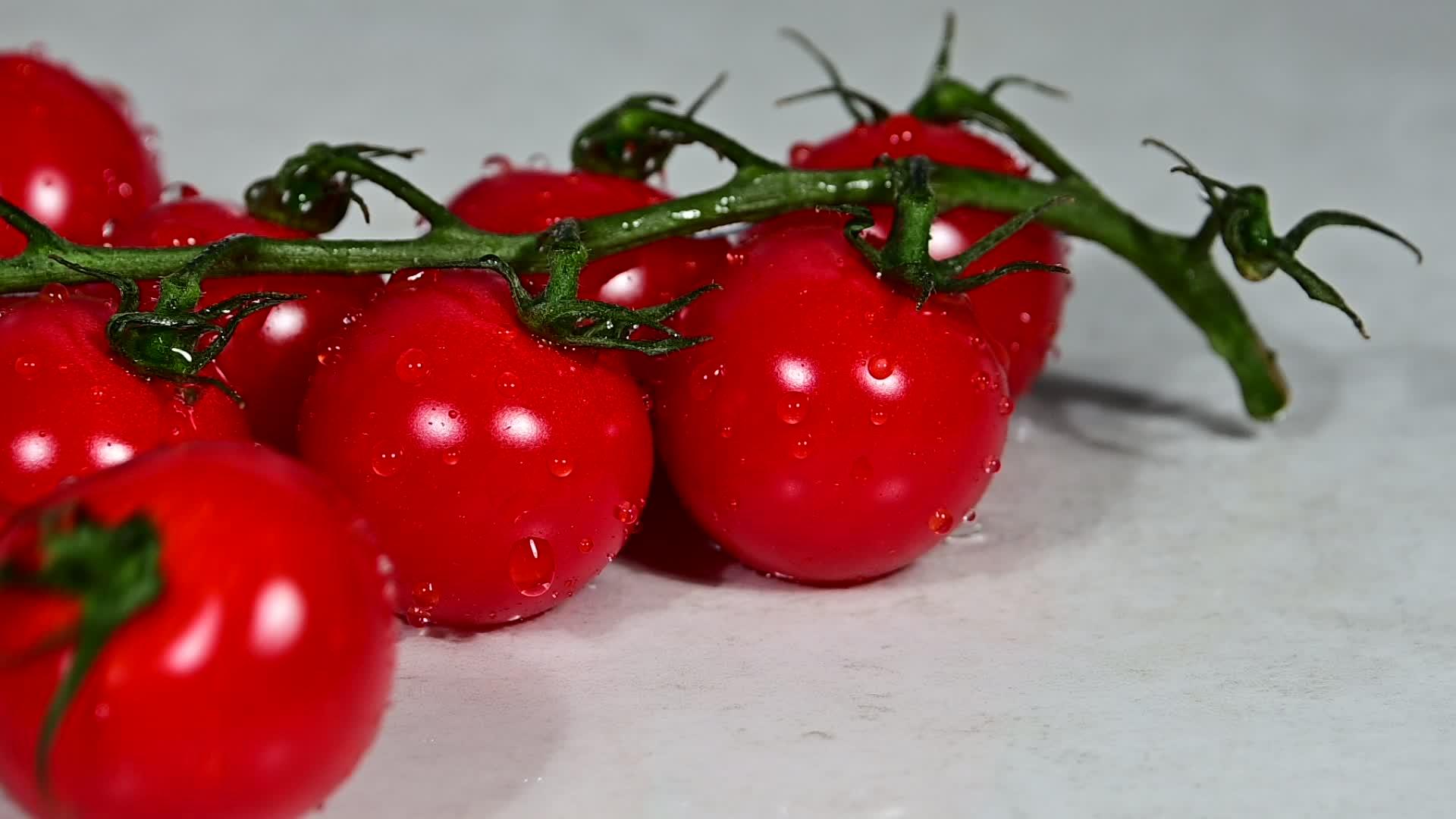 樱桃番茄落在一堆番茄上视频的预览图