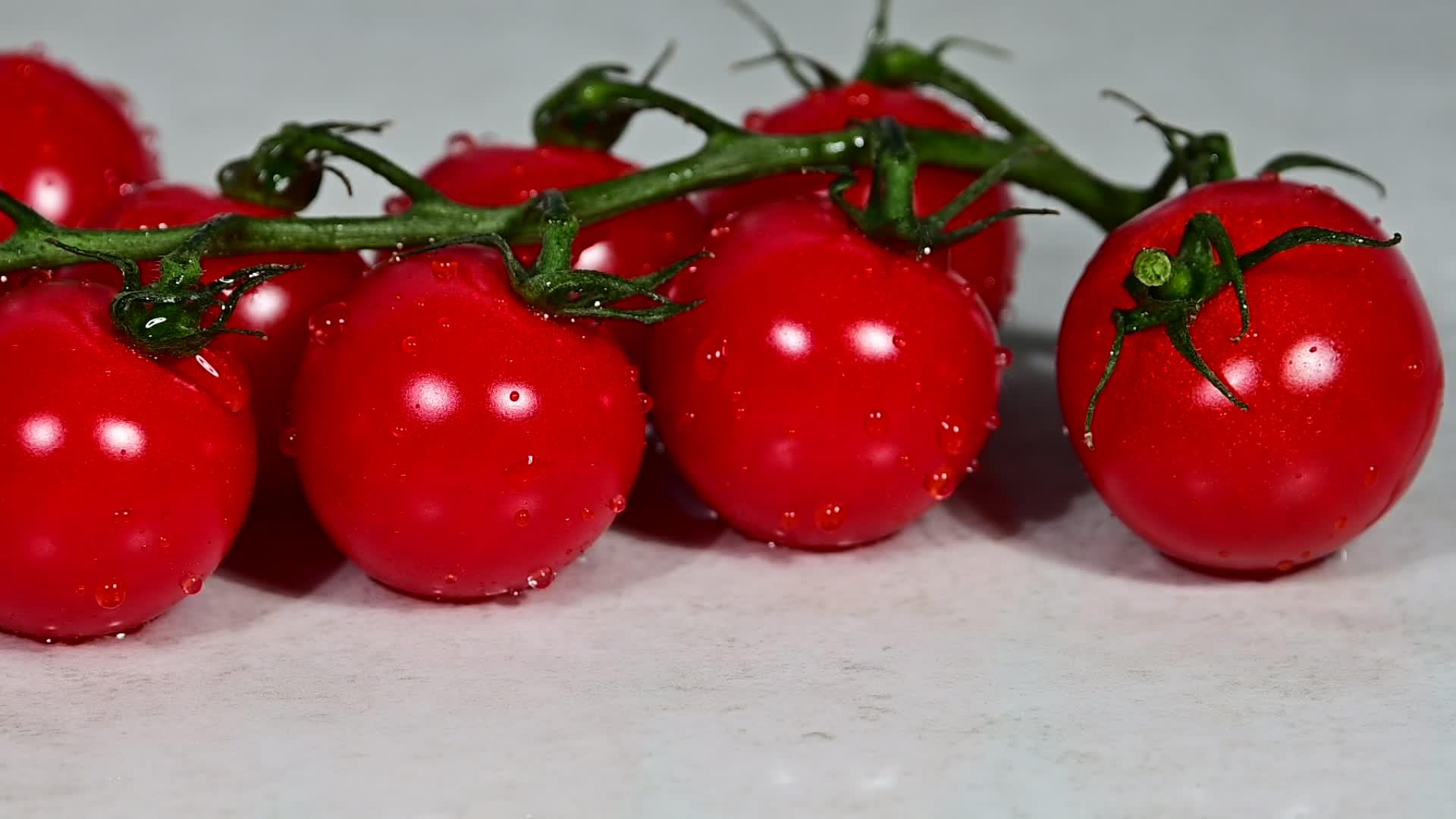 樱桃番茄卷成一堆新鲜的红番茄视频的预览图