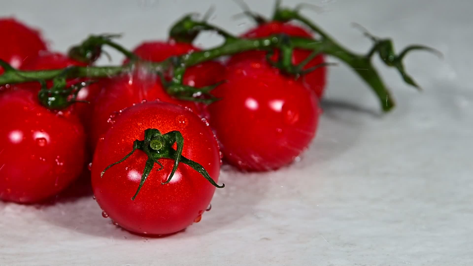 用水洗很多红樱桃番茄视频的预览图
