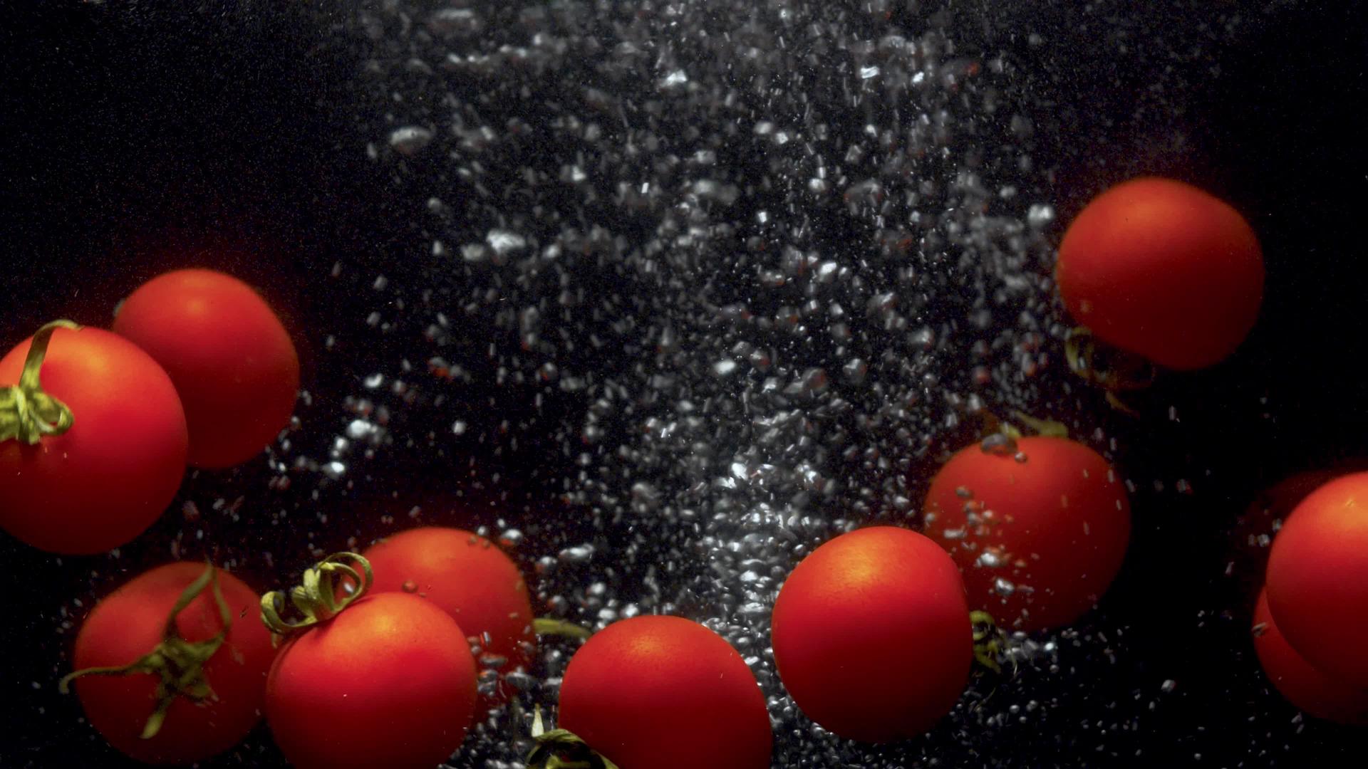 西红柿掉进水里视频的预览图