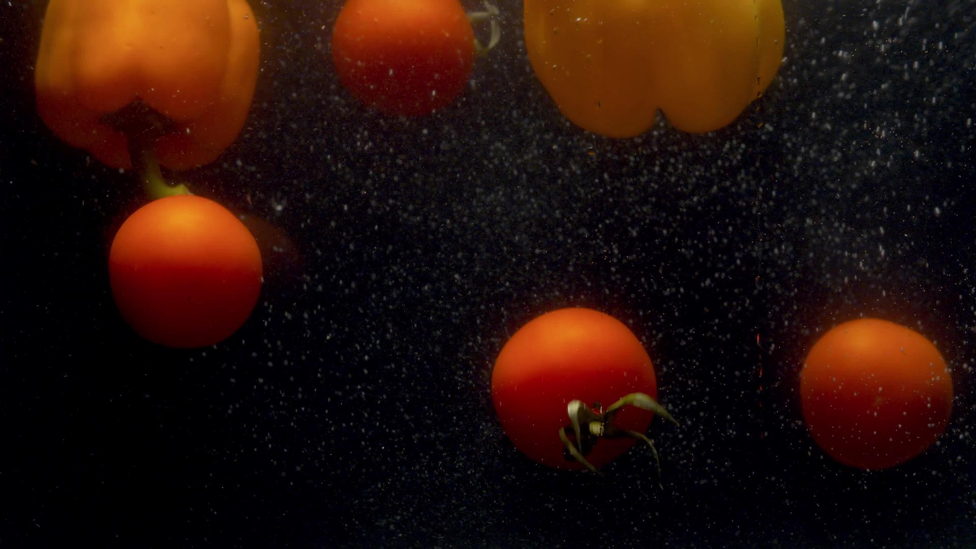 将西红柿和辣椒倒入水中视频的预览图