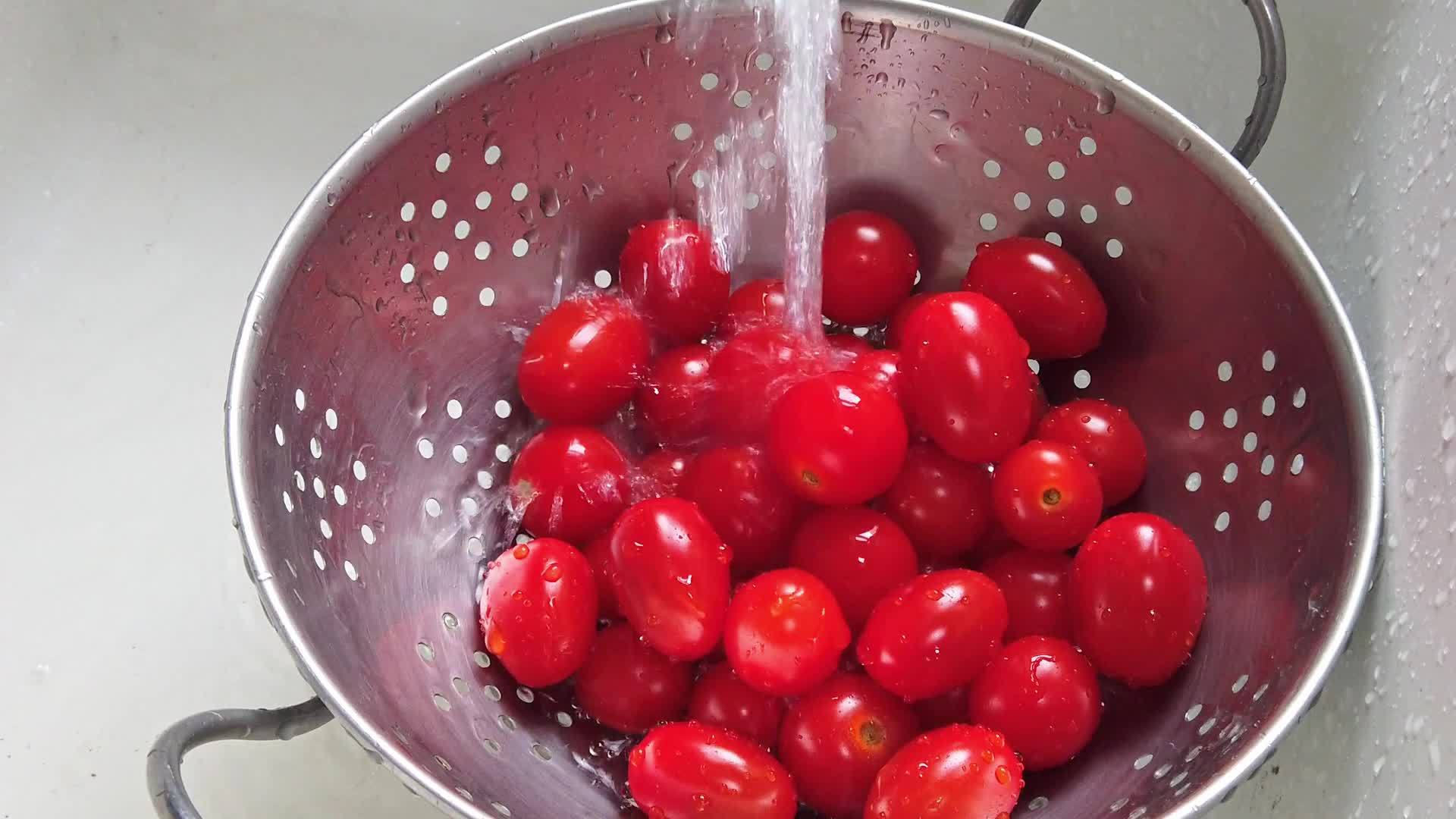 水槽里洗樱桃番茄的钢椰子视频的预览图