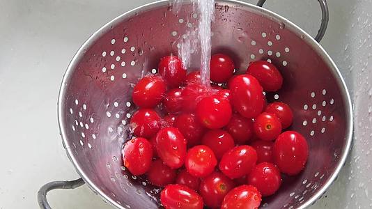 水槽里洗樱桃番茄的钢椰子视频的预览图