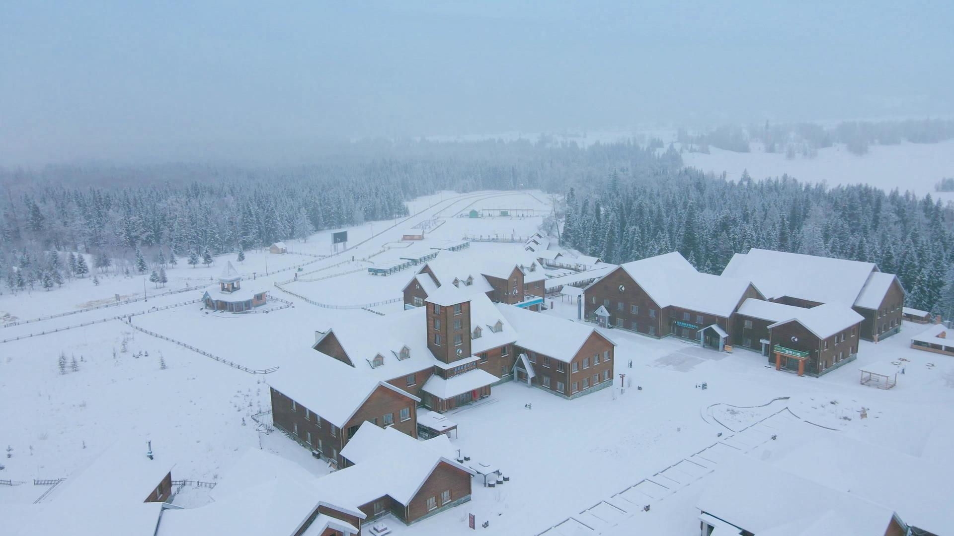 4K航拍暴风雪中俄式教堂建筑视频的预览图