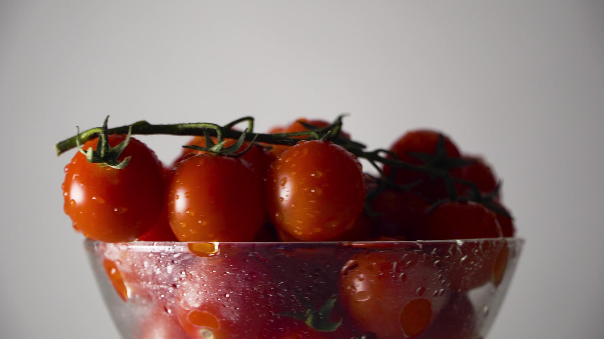 玻璃碗里的西红柿视频的预览图