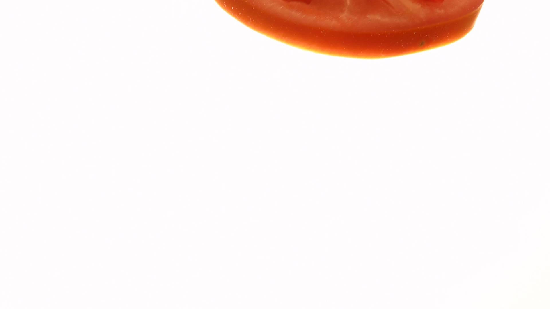 漂浮在水中的红番茄片视频的预览图