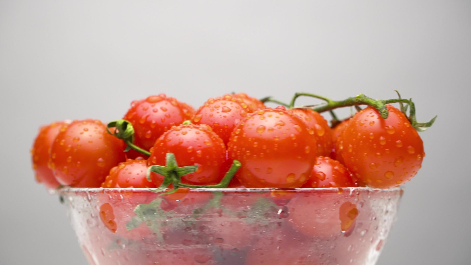 玻璃碗里的西红柿视频的预览图